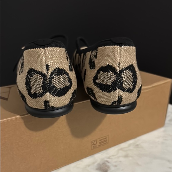 Elegant Vivaia Black and Tan Women's Shoes - Picture 5 of 7